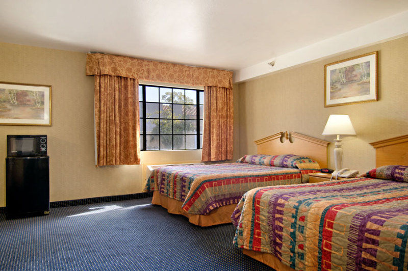 Days Inn & Suites By Wyndham Artesia Exterior photo